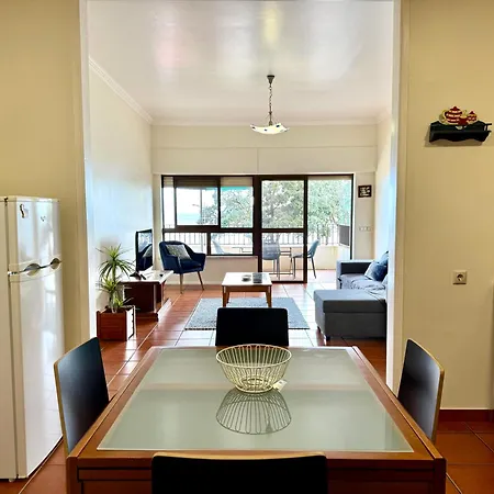 Front House * 蓬塔德尔加达