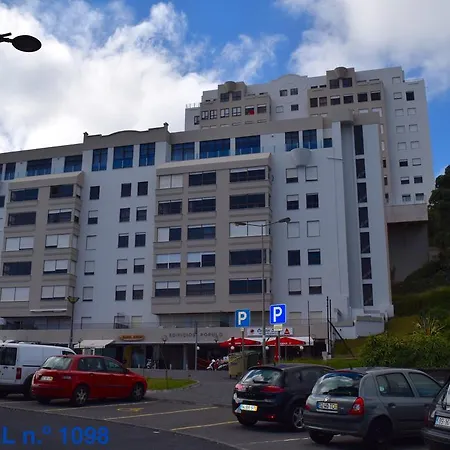 Front House * 蓬塔德尔加达